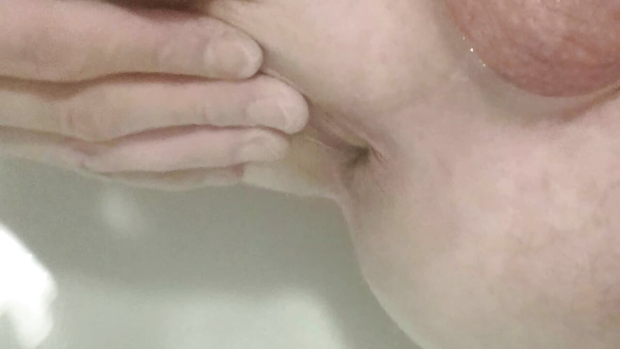 Close-up: fingers and in anal (Amateur)