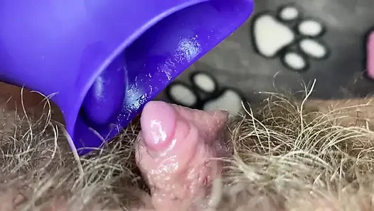 Extreme nahaufnahme, großer kitzler leckt, spielzeug-orgasmus, haarige muschi