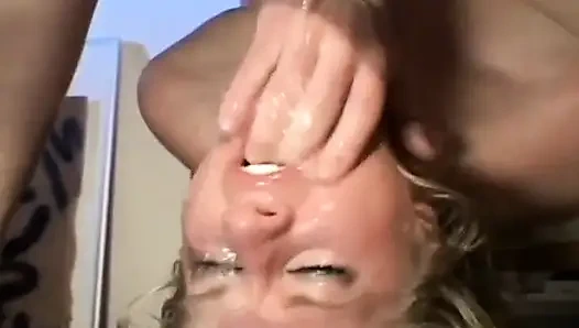 Bu Fransız hatun sert yüzünü sikiyor