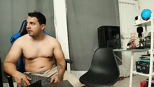 Cowok ini minta aku fetish yang aneh