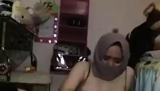 Горячая девушка в хиджабе играет со своей игрушкой