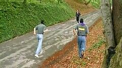 Három random srác megdugja a vörös hajú német nőt az erdőben