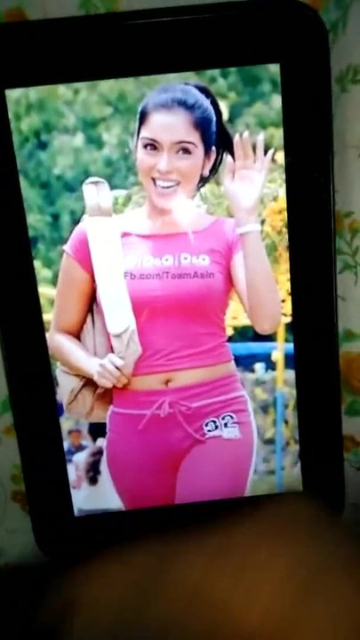 Ključni trenutak iz "Asin Naara mundaaikku en kanji (asin sexy cum tribute)"