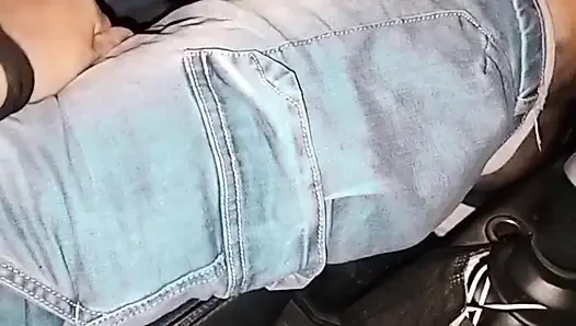 Aku merekam temanku disepong sama orang asing