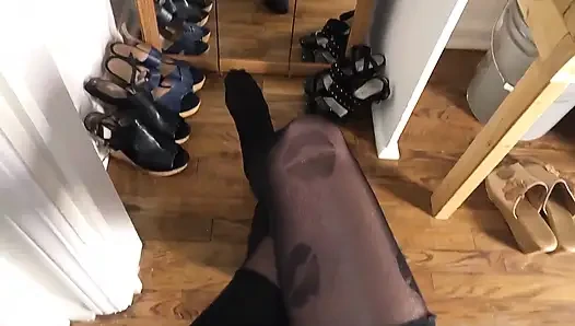Travesti kırmızı pedikür ve külotlu çorap