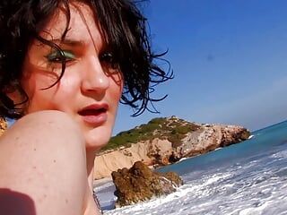 Spanische Schlampe wird draußen am Strand anal gefickt