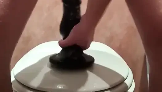 Ateşli eşcinsel ibne büyük anal dildoya biniyor