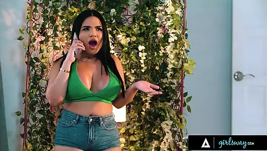 GIRLSWAY - die hinterhältige blonde MILF charlie Forde isst die muschi der stieftochter Lulu Chu, während sie spielt