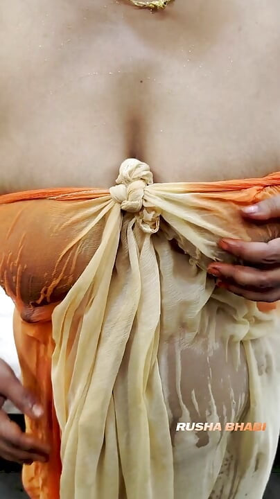 Rusa bhabi showing wet boobs in video call