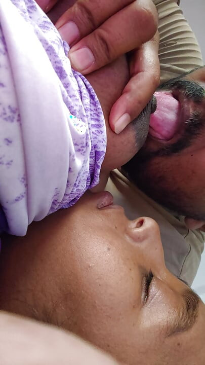 Pregnancy mein bhabhi ki boobs mein bahot khujli ho rahi thi unke pati ne boobs chatkar unki khujli mitai - desi dehati bhabhi boobs suking