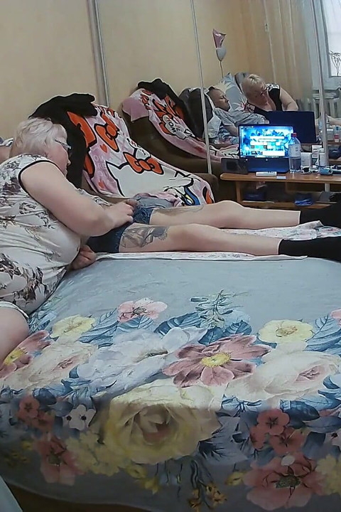 Gözlüklü üvey annem boşalmak için sikimi emiyor