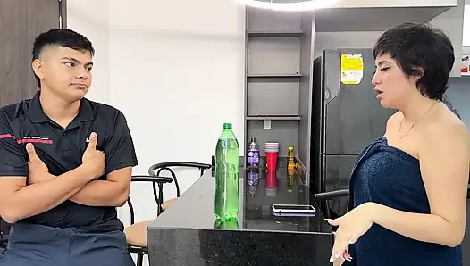 Bir teslimat sipariş ediyorum, ama kuryelerin büyük ve lezzetli yarağını daha iyi seviyorum, bu yüzden ondan onu bana sokmasını istiyorum