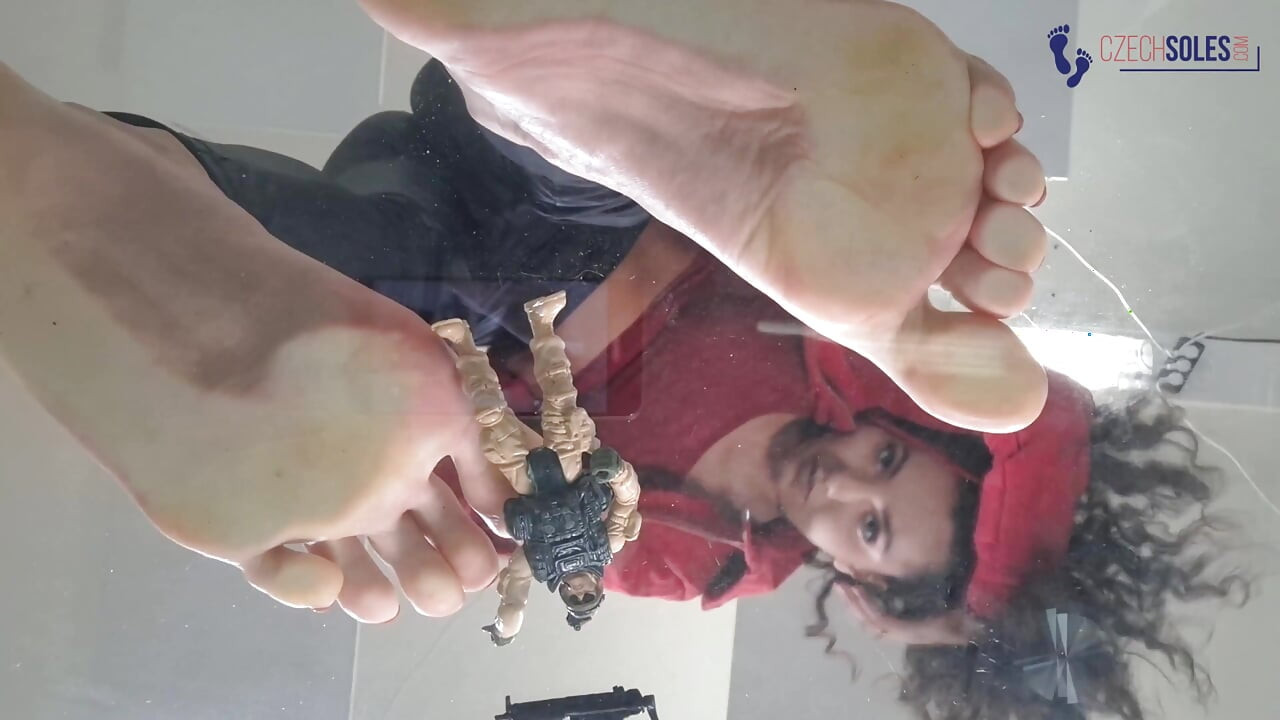 Θεά γίγαντα ποδοπατά το δάπεδο