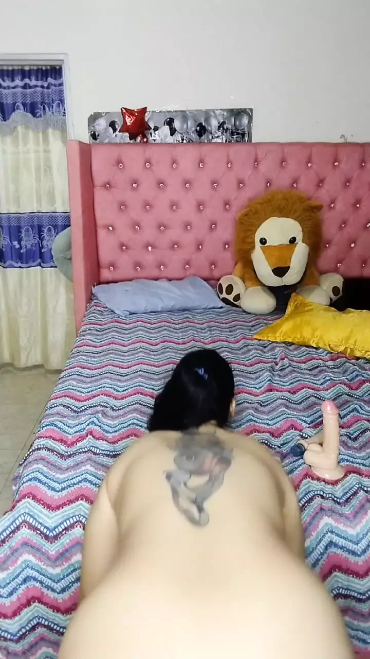 Eu estava tão excitada que não suportava e acabei me masturbando com um vibrador na minha buceta suculenta