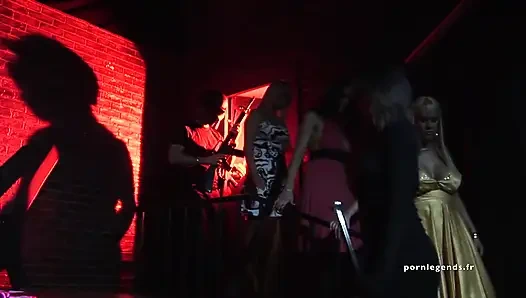 Carmella Bing имеет конкуренцию со своими возбужденными друзьями (4K)