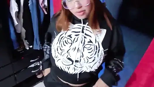 Ich bin traurig, kein nachbar ist jung, jeder ist sehr alt und ich habe diesen jungen mann eingestellt, um dieses Weihnachtsfest 2023 zu ficken