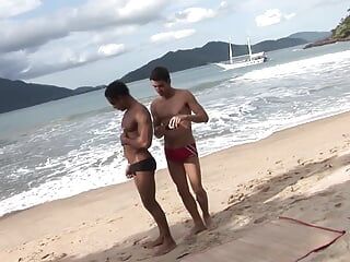 Wild strandneukpartij samen met hete homojongens