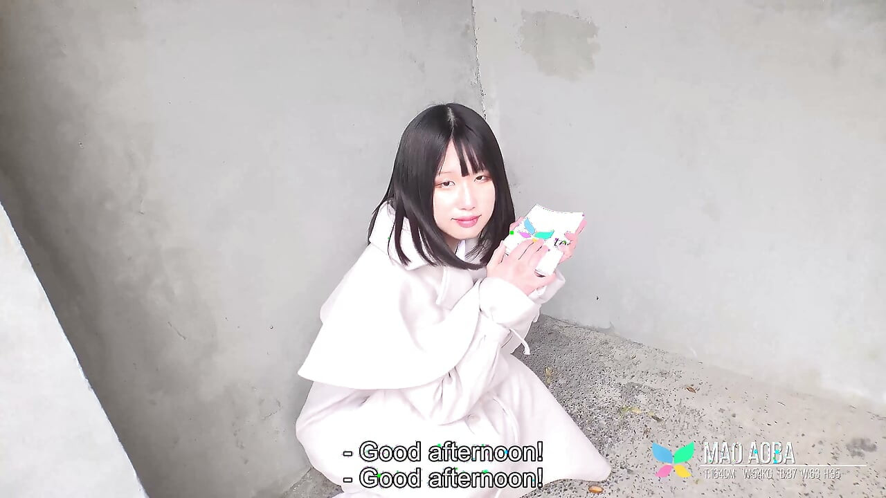 Mao Aoba é uma universitária safada que quer virar estrela pornô