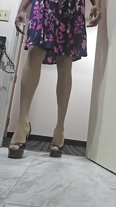 花のドレスと黒いプラットフォーム