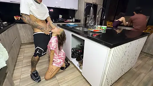 Самый горячий момент: мой лучший друг трахает моего лучшего друга на кухне, пока я разговаривал, ничего не зная