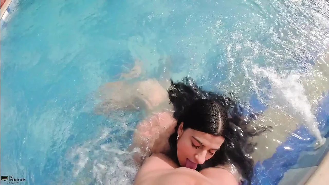 Lesbians Get Very Horny While Sunbathing and Fucking by the Pool - in Spanish