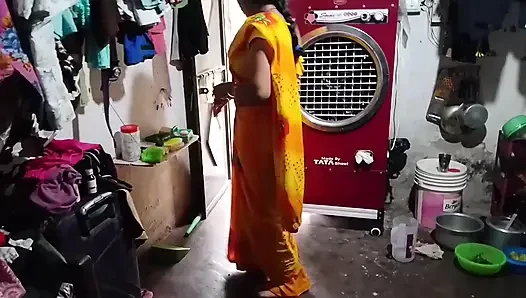 Sister-in-law in the kitchen, sister-in-law took out the water of the brother-in-law's land, showing big boobs with her hands Hindi audio.