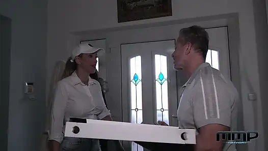 Сексуальная телочка пиццы до дома