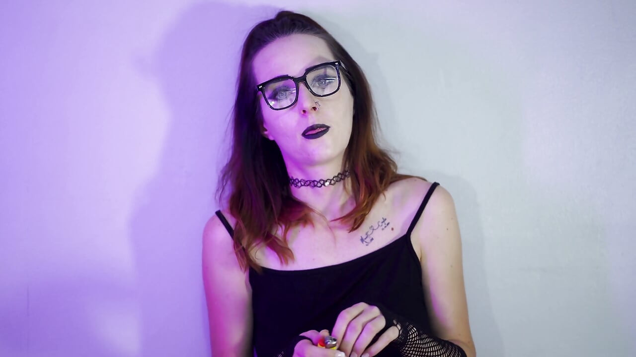 Goth-mädchen raucht in netzstrümpfen
