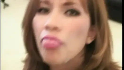 Si cewek nakal kulit putih yang super sange ngentot ibu-ibu rambut merah dengan mata sipit