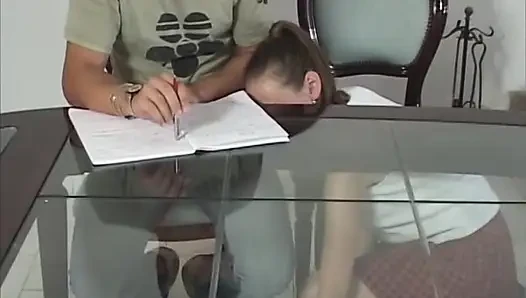Горячую тинку трахнули на видео в первый раз