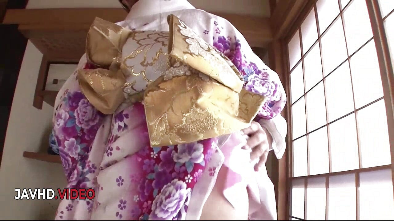 Naughty Reis Sultry JAV Blowjob با طرفدارش با تخصص ماهرانه رفتار می کند.