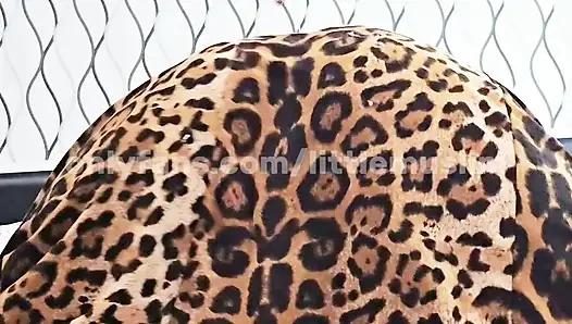Pov: gadis berhijab lagi asik mainin rok macan tutul
