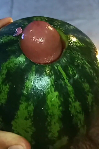 Viens jouir pendant que tu me regardes me masturber et jouir en baisant cette pastèque