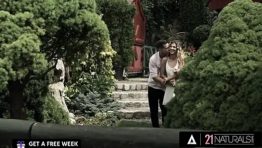 21 naturals - Shona River'ın büyük bir yarağı götüne sokarken kıvırcık kilitleri zıplıyor