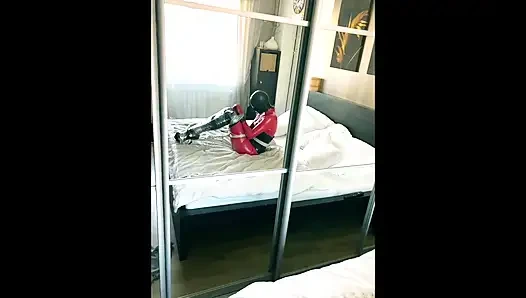 БОНДАЖ НА ВЫСОКИХ КАБЛУКАХ В КРАСНОМ ЛАТЕКСЕ