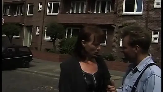 Sarışın orta yaşlı seksi kadın röportaj yapıyor