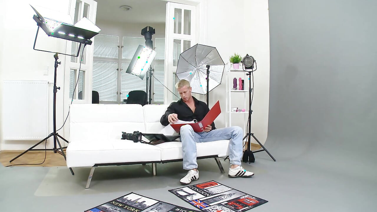 Lilou is a gorgeous redhead that really wants to be famous