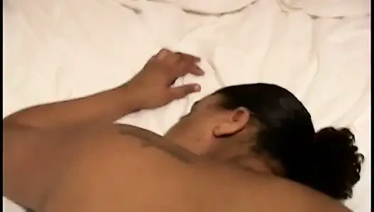 Cewek gemuk kulit hitam nyepong kontol besar pria kulit hitam dan dientot