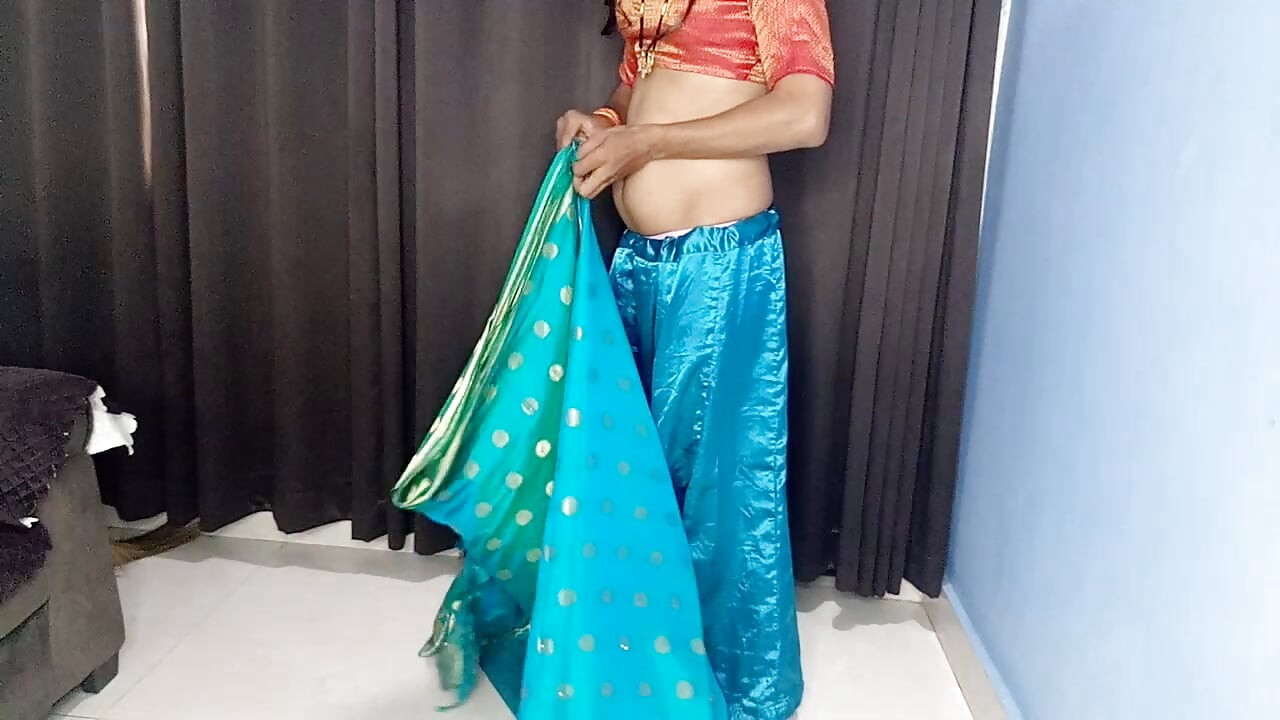 Hintli kadın sari ve peticot çıkarıyor