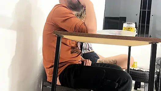 Versautes Stieftochterchen masturbiert, bläst und schluckt alles runter.