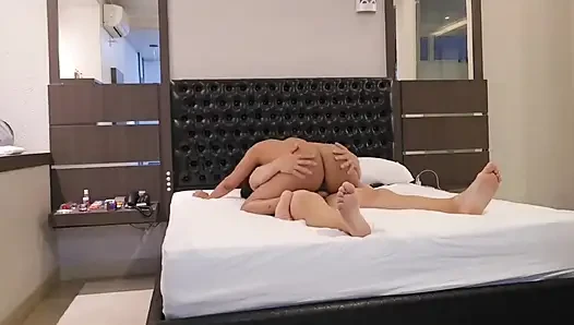 Kulüpte bir aboneyle tanıştım ve kocam evde videoları beklerken motele gitmeme izin verdi! Bölüm 2