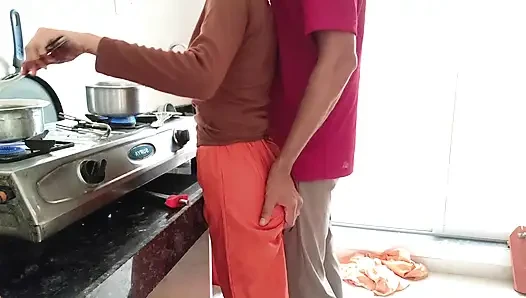 Hintli evli kadın kichten sert sikişiyor