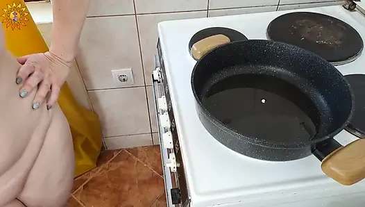 Mila naturist masak saus daging terbaik sambil bugil
