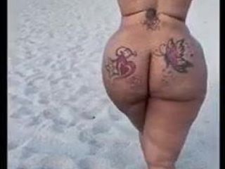 Cewek ebony pantat besar berjalan telanjang di pantai