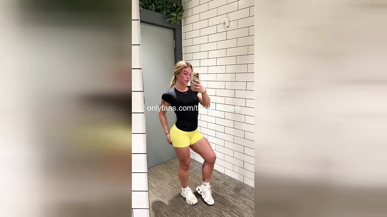 زوج أمي يدخل بينما أنا أرش سوائلي في البث المباشر
