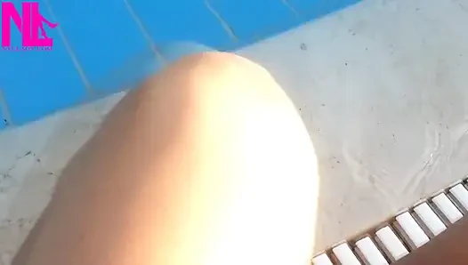 Босая дрябля в воде у бассейна