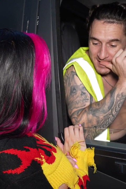 Frapper sur la camionnette du constructeur : Hayley Quinn prend l’étalon irlandais par-dessus les sièges avant (partie 1)
