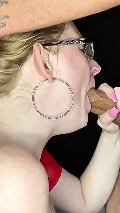 Zadivljujući trenutak iz "Slutty Britt Loves Gag On BBC"