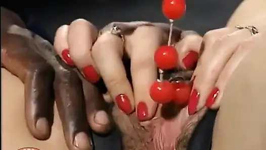 Lateks mesum berantakan dalam semi-kegelapan