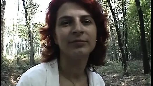 Kızıl saçlı piliç açık havada amıyla oynuyor